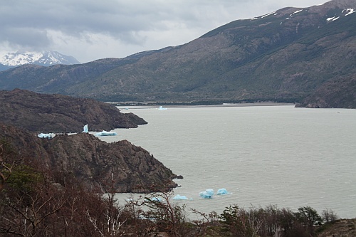 Die ersten Eisschollen auf dem Lago Grey