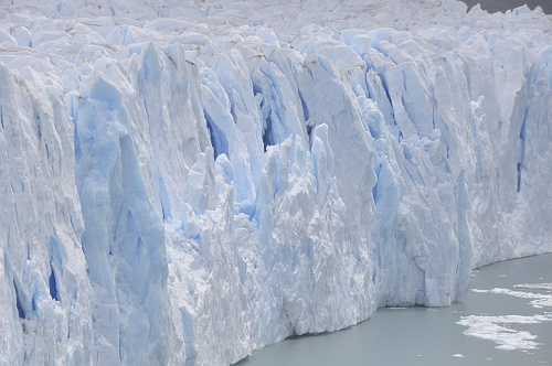 Unzählige Blautöne im Gletscher