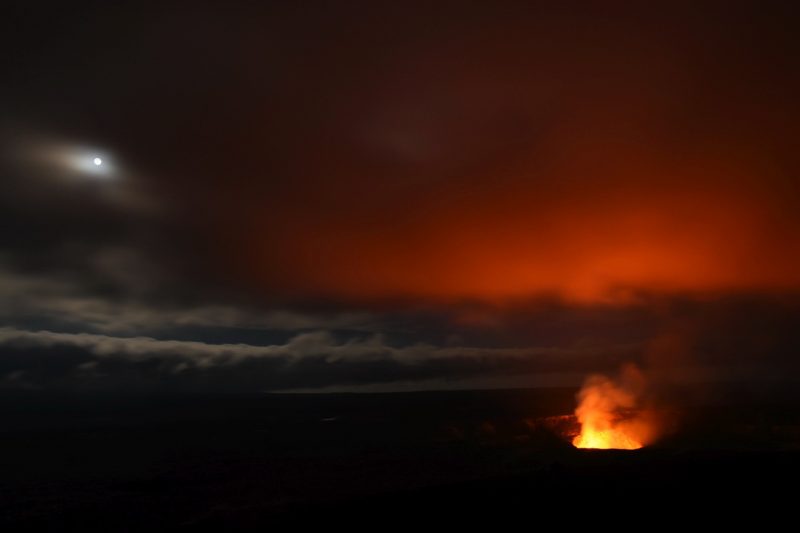 Kilauea und Mond leuchten um die Wette