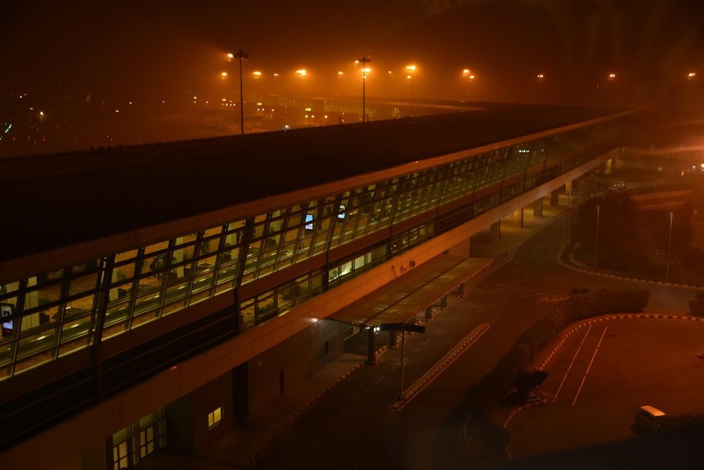 Flughafen Delhi im "Nebel"