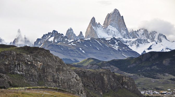 Fitz Roy im Ganzen und Cerro Torre (links) in Zuckerwatte
